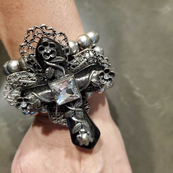 Cross stretch bracelet with rhinestones - Picture 3 of 6